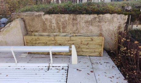 bacs réalisé a partir de lamelles de  bois puis vernis